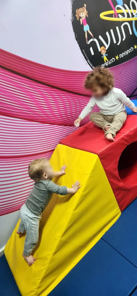 פעוטות מטפסים על מתקן ספוג צבעוני בסטודיו