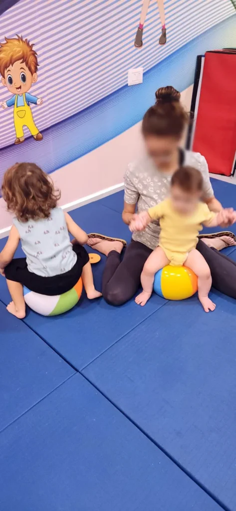 אמהות ופעוטות בפעילות תנועה עם כדורים